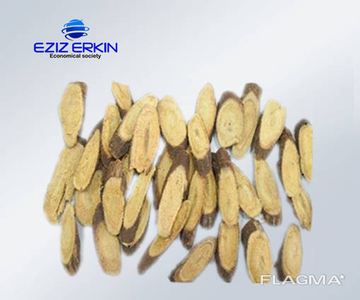 Корни и корневища солодки, резанные мелкими кусочками.